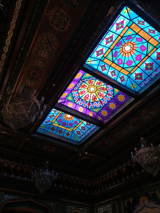 tavan decorat cu vitralii colorate restaurantul Minerva din Craiova