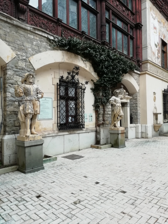 detaliu arhitectural din curtea interioară a Castelului Peleș