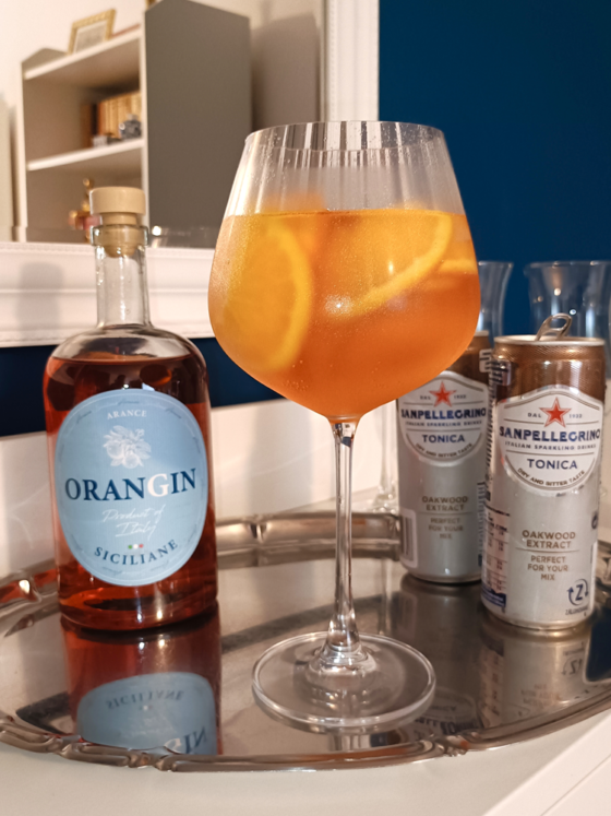 Cocktail cu gin aromat cu portocală pentru serile de vară