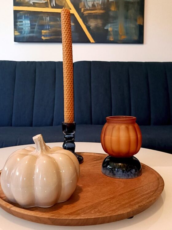 Decor de toamnă în tonuri elegante: bleumarin & galben-portocaliu ars