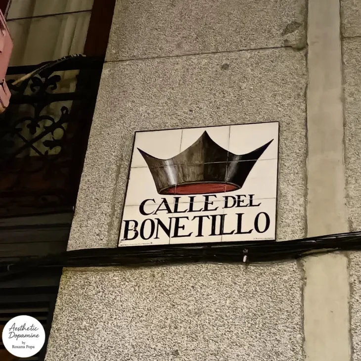 placi ceramice cu numele strazilor din Madrid