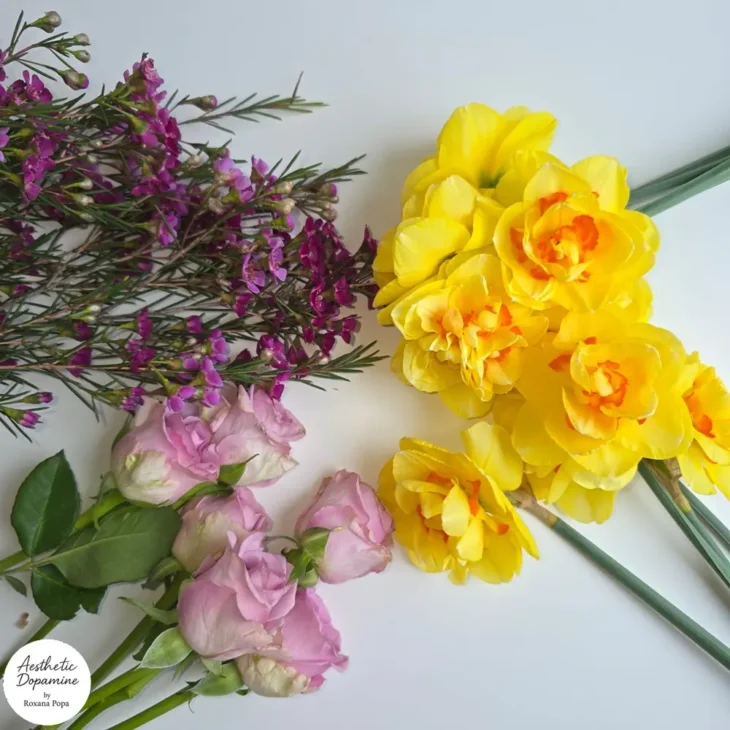 buchet cu narcise, trandafiri si wax flower