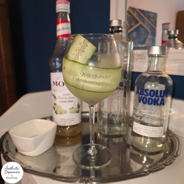 cocktail cu vodca, castravete si sirop de soc