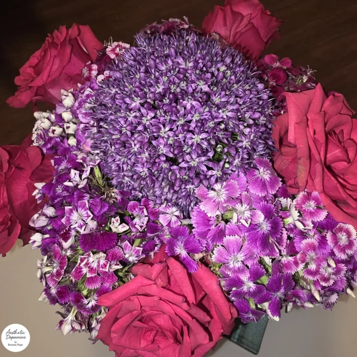 buchet flori magenta si violet