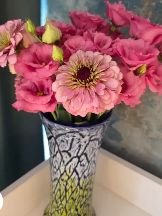 Buchetul lunii iulie 2026: zinnia și lisianthus