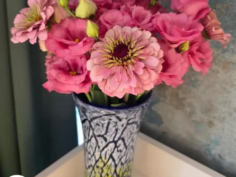 Buchetul lunii iulie 2026: zinnia și lisianthus