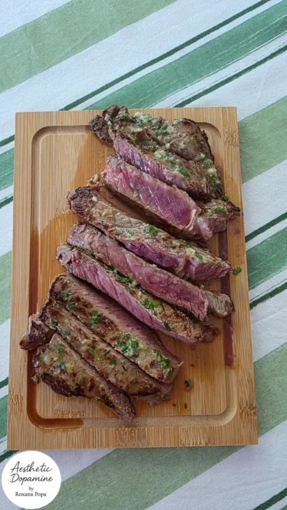 carne la gratar servita pe tocator de lemn